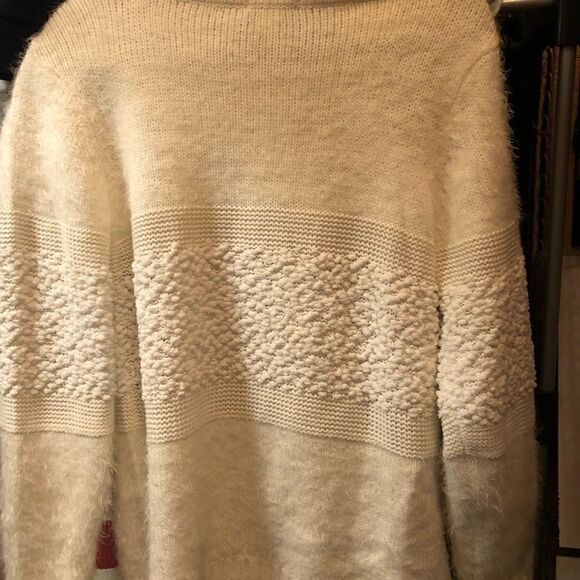 Beautiful white plush turtle neck by Venus - Picture 5 of 8